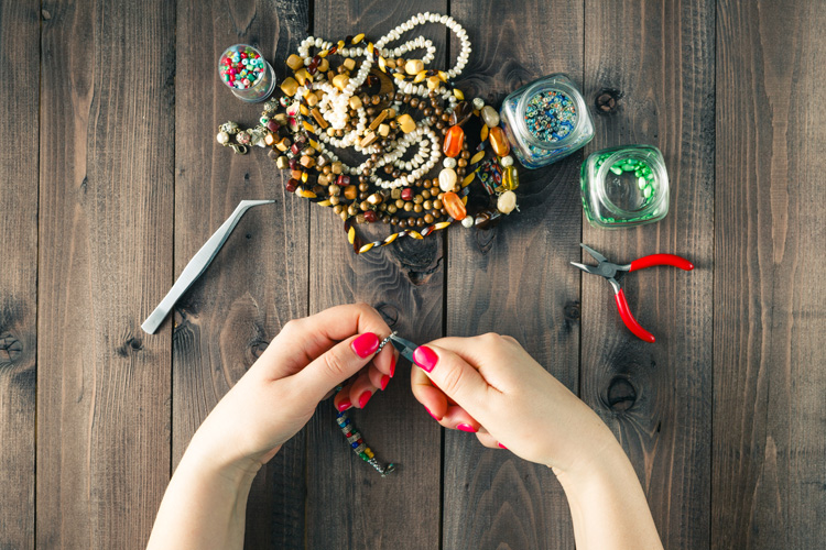 Jewelry making tools: get everything you need to get started | Photo: Shutterstock