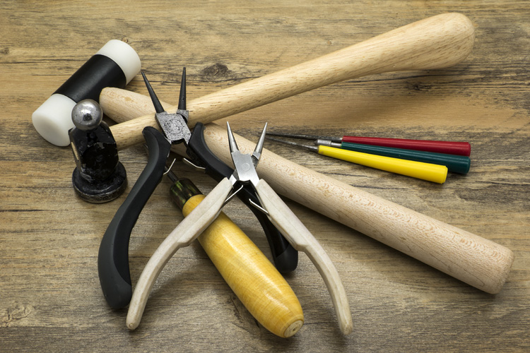 Jewelry tools: get a mallet, a chasing hammer, French shears, side cutters, and pliers | Photo: Shutterstock