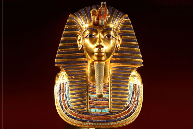 Tutankhamun: his gold mask is encrusted with lapis lazuli and semi-precious stones | Photo: Shutterstock