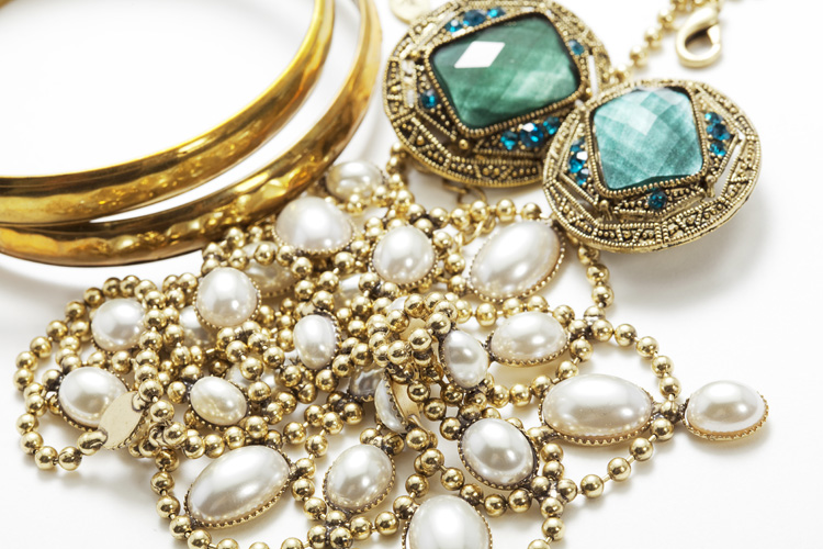Gold jewelry: clean it with club soda and a couple of drops of detergent | Photo: Shutterstock