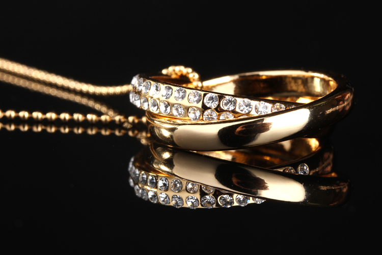 Diamonds and gold: carat is for diamonds, karat is for gold | Photo: Shutterstock