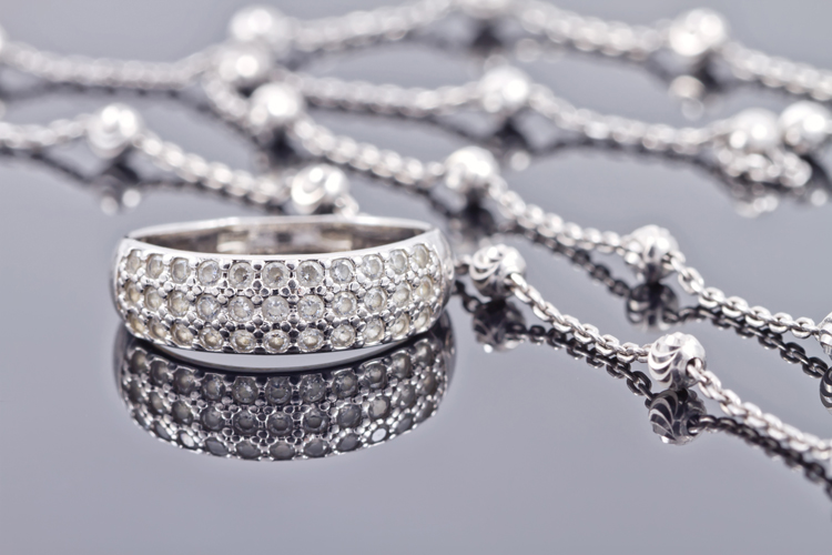 Silver jewelry: clean it with a salt and aluminum solution | Photo: Shutterstock